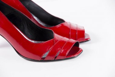 Beyaz zemin üzerine kırmızı deri kadın ayakkabı