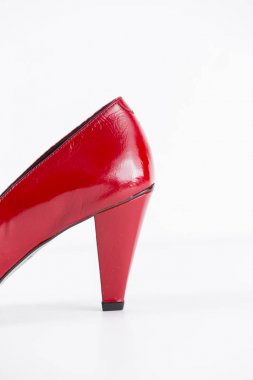Beyaz zemin üzerine kırmızı deri kadın ayakkabı