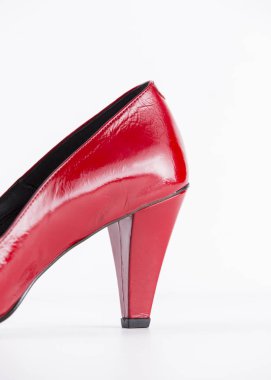 Beyaz zemin üzerine kırmızı deri kadın ayakkabı