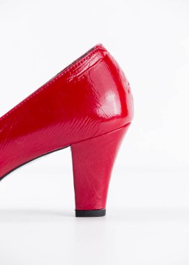 Beyaz zemin üzerine kırmızı deri kadın ayakkabı