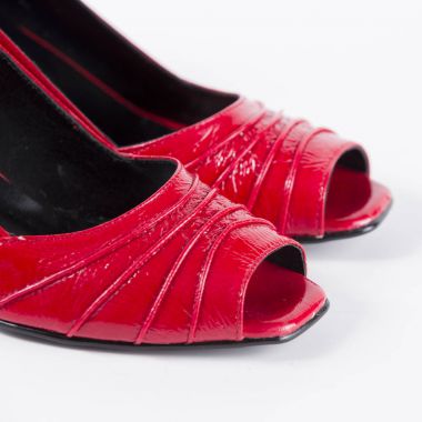 Beyaz zemin üzerine kırmızı deri kadın ayakkabı