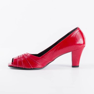 Beyaz zemin üzerine kırmızı deri kadın ayakkabı