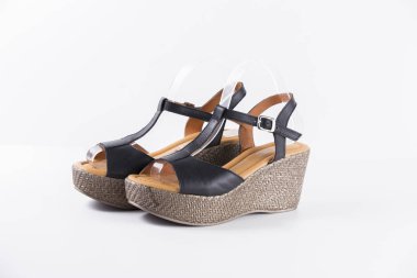 Beyaz arka plan üzerinde kadın siyah deri sandalet