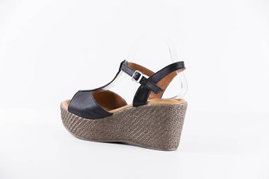 Beyaz arka plan üzerinde kadın siyah deri sandalet