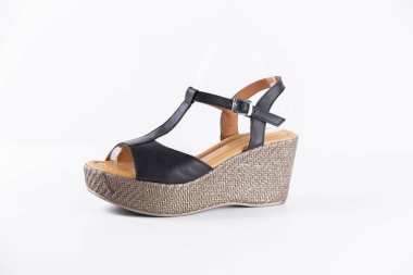 Beyaz arka plan üzerinde kadın siyah deri sandalet