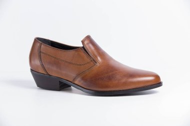 Beyaz arka plan üzerinde erkek kahverengi deri ayakkabı