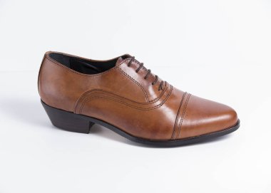 Beyaz arka plan üzerinde erkek kahverengi deri ayakkabı