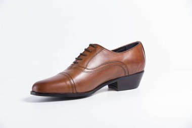 Beyaz arka plan üzerinde erkek kahverengi deri ayakkabı