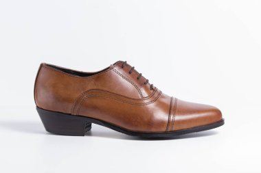 Beyaz arka plan üzerinde erkek kahverengi deri ayakkabı