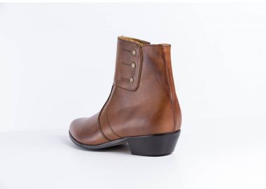 Beyaz arka plan üzerinde erkek kahverengi deri ayakkabı