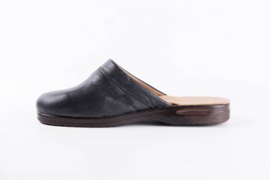 Beyaz arka planda siyah deri erkek terlik