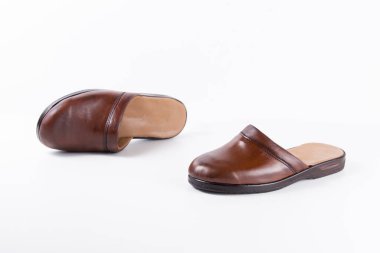 Beyaz arka plan üzerinde erkek kahverengi deri terlik