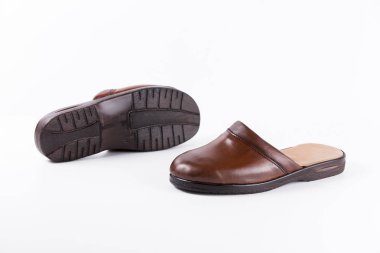 Beyaz arka plan üzerinde erkek kahverengi deri terlik