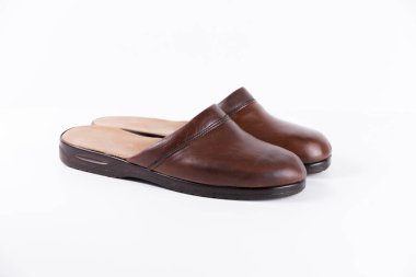 Beyaz arka plan üzerinde erkek kahverengi deri terlik