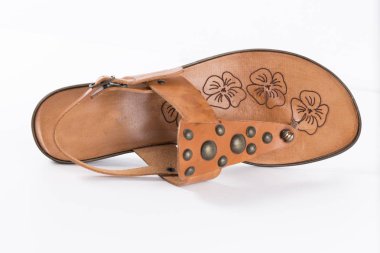 Beyaz arka plan üzerinde kadın kahverengi deri ayakkabı