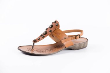 Beyaz arka plan üzerinde kadın kahverengi deri ayakkabı