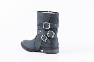 Beyaz arka plan üstünde kadın mavi deri çizme