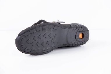 Beyaz arka plan üstünde kadın siyah deri çizme