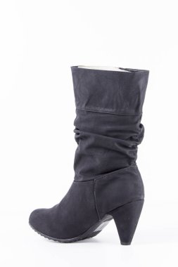 Beyaz arka plan üstünde kadın siyah deri çizme