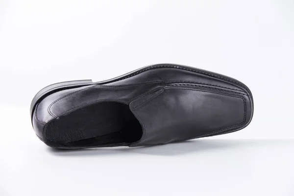 Chaussure en cuir noir mâle sur fond blanc — Photo