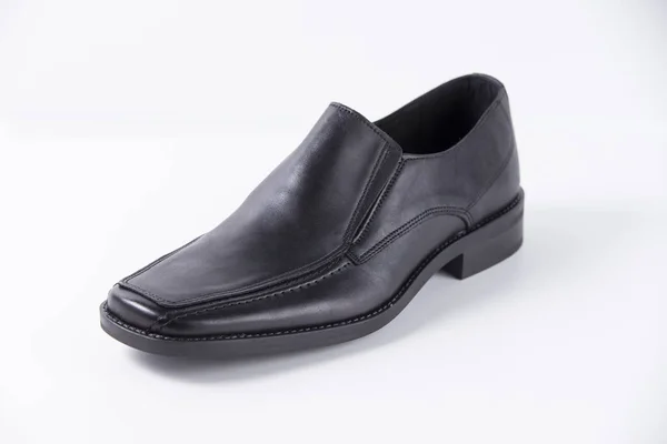 Zapato de cuero negro masculino sobre fondo blanco — Foto de Stock