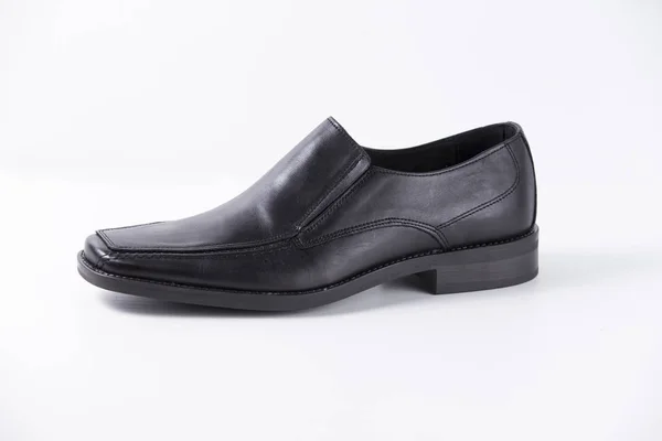Αρσενικό μαύρο δερμάτινο παπούτσι σε λευκό φόντο — Φωτογραφία Αρχείου