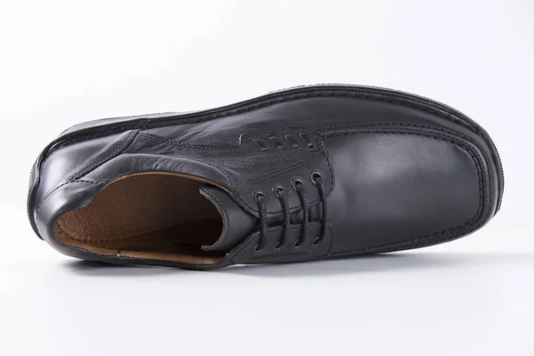 Zapato de cuero negro masculino sobre fondo blanco — Foto de Stock