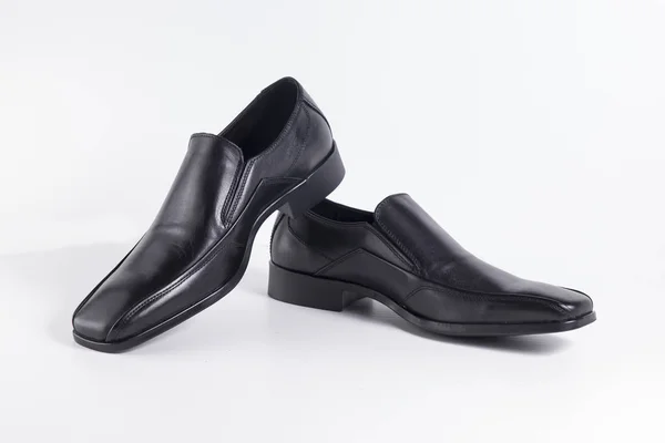 Мужская черная кожаная обувь на белом фоне — стоковое фото