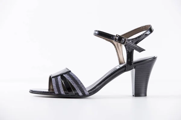 Sandália de couro preto feminino no fundo branco — Fotografia de Stock