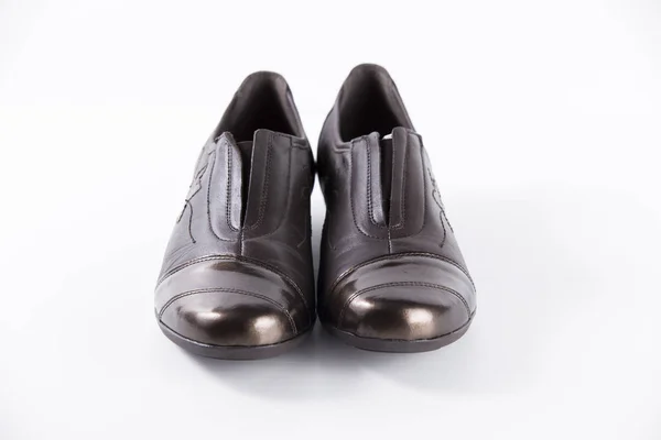 Sapato de couro marrom feminino no fundo branco — Fotografia de Stock