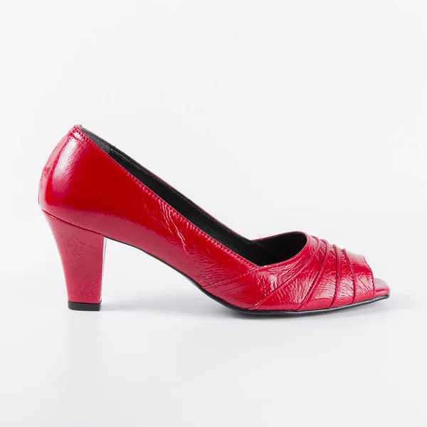 Ženské červené kožené boty na bílém pozadí — Stock fotografie