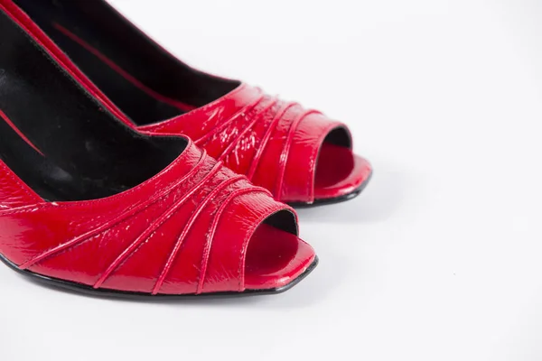 Zapato de cuero rojo femenino sobre fondo blanco — Foto de Stock