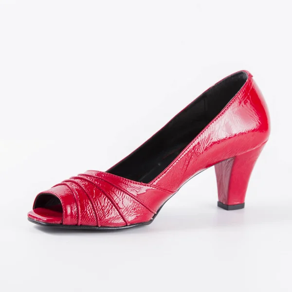 Ženské červené kožené boty na bílém pozadí — Stock fotografie