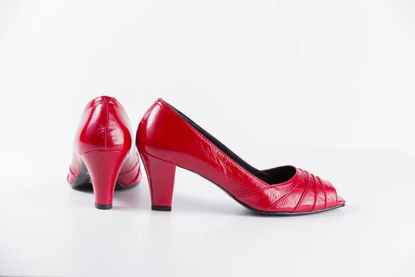 Женская красная кожаная обувь на белом фоне — стоковое фото