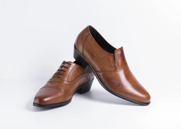 Zapato de cuero marrón masculino sobre fondo blanco — Foto de Stock