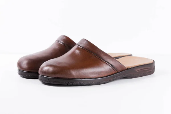 Pantofola in pelle marrone maschile su sfondo bianco — Foto Stock