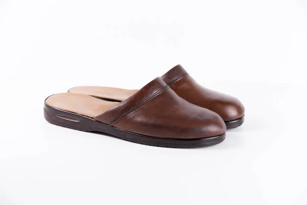 Pantofola in pelle marrone maschile su sfondo bianco — Foto Stock