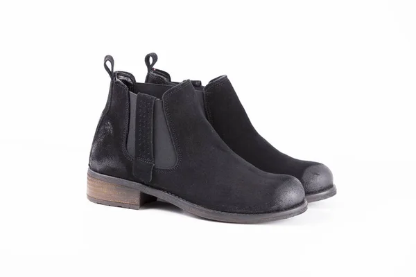 Bota de couro preto feminino no fundo branco — Fotografia de Stock