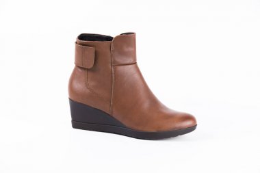 Beyaz arka plan üstünde kadın kahverengi deri çizme