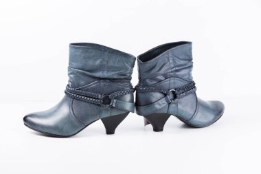 Beyaz arka plan üstünde kadın mavi deri çizme