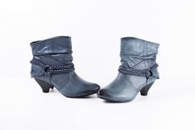 Beyaz arka plan üstünde kadın mavi deri çizme