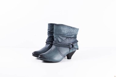 Beyaz arka plan üstünde kadın mavi deri çizme