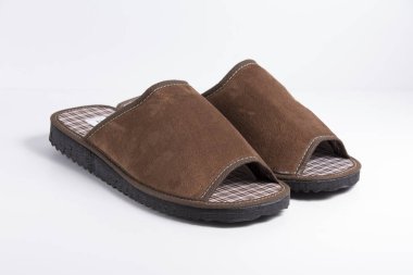 Beyaz arka plan üzerinde kahverengi erkek terlik