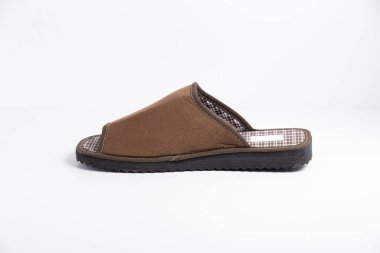 Beyaz arka plan üzerinde kahverengi erkek terlik