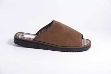 Beyaz arka plan üzerinde kahverengi erkek terlik