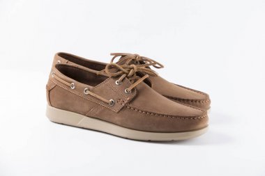 Beyaz arka plan üzerinde erkek kahverengi deri ayakkabı.