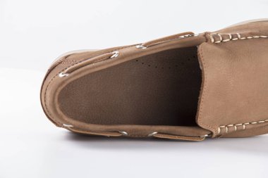 Beyaz arka plan üzerinde erkek kahverengi deri ayakkabı.