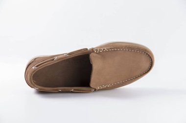 Beyaz arka plan üzerinde erkek kahverengi deri ayakkabı.