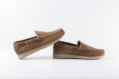 Beyaz arka plan üzerinde erkek kahverengi deri ayakkabı.