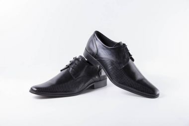 Beyaz arka planda siyah deri Erkek Ayakkabı